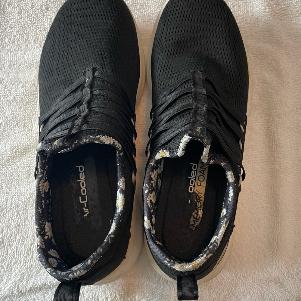 Black Sketchers memory foam sneakers